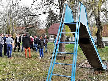 Der Gemeinderat besichtigte in Oberthulba den Spielplatz und die Straße "Am Spielplatz".Sigismund von Dobschütz