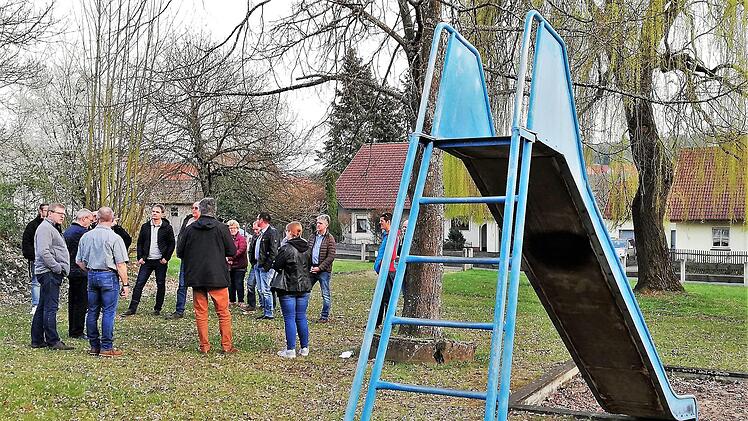 Der Gemeinderat besichtigte in Oberthulba den Spielplatz und die Straße "Am Spielplatz".Sigismund von Dobschütz