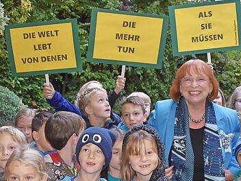 Die Grundschüler gratulierten Ingrid Hofmann (r.) mit einem besonderen Überraschungsauftritt vor Hofmanns Haus.  Foto: Petra Malbrich