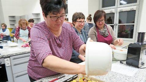 Manuela Seelmann probiert ein neues Rezept: buntes Ofengemüse mit lila und gelben Kartoffeln, Zucchini, Paprika, Fenchel und mehr.