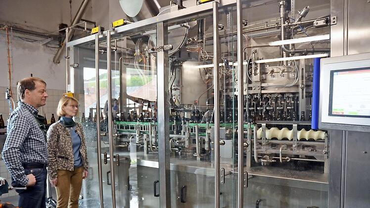 Mit Argusaugen beobachten die Gampertbräu-Geschäftsführer Christian und Anette Höfner die Inbetriebnahme der neuen Abfüllanlage. Rechts der Monitor, der alle für reibungslosen Ablauf relevanten Parameter anzeigt.  Foto: Karl-Heinz Hofmann