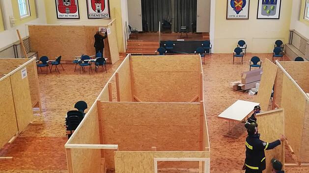 Mitarbeiter des Technischen Hilfswerks bauen die Beratungs- und Impfkabinen auf  Fotos: Sigismund von Dobsch&uuml;tz