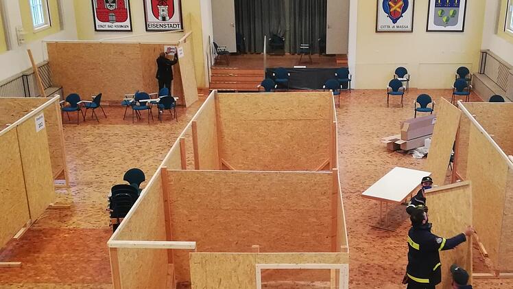 Mitarbeiter des Technischen Hilfswerks bauen die Beratungs- und Impfkabinen auf  Fotos: Sigismund von Dobschütz