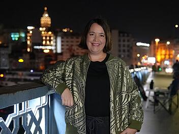 Phoebe Gaa, seit März 2024 Korrespondentin in Istanbul, nimmt ihr Publikum mit auf eine Reise durch die Stadt am Bosporus - keine leichte Aufgabe in bewegten Zeiten.