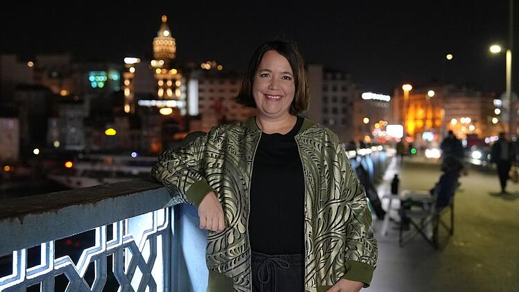 Phoebe Gaa, seit März 2024 Korrespondentin in Istanbul, nimmt ihr Publikum mit auf eine Reise durch die Stadt am Bosporus - keine leichte Aufgabe in bewegten Zeiten.