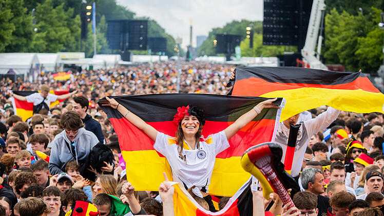 Public Viewing zur WM k&ouml;nnte anders werden als gewohnt - wann spielt Deutschland?