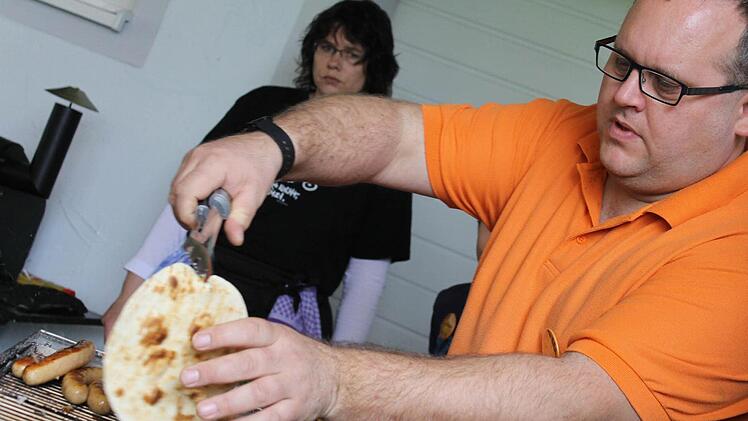Vorspeise, Hauptspeise, Nachspeise: Bei Kursleiter Andreas Finzel landet prinzipiell alles auf dem Grill.  Foto: Martin Kreklau