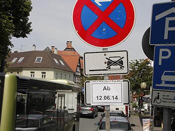 Schon jetzt weist ein Parkverbotsschild auf die kommenden Bauarbeiten in der Hornschuchallee hin.   Foto: ao