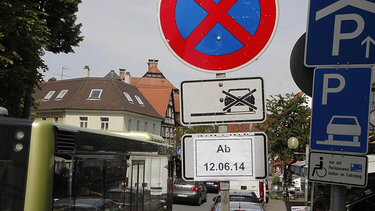 Schon jetzt weist ein Parkverbotsschild auf die kommenden Bauarbeiten in der Hornschuchallee hin.   Foto: ao