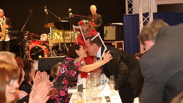 ...seiner Carolin ein Küsschen. Foto: Barbara Herbst