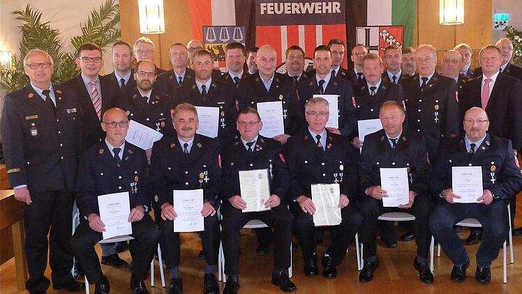 Staatliche Ehrung für langjährige Feuerwehrdienste (links außen): Peter Sell, Armin Warmuth; (rechts außen): Thomas Bold und Benno Metz. Foto: Gerd Schaar