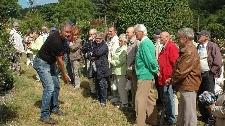 Fortbildung ist stets ein Ziel des Reiterswiesener Obst- und Gartenbauvereines. So stand im vergangenen Jahr ein Besuch des Versuchs- und Schaugartens für Obstbau und Gartengehölze "Stutel" der Bayerischen Landesanstalt für Weinbau und Gartenbau in Thüngersheim auf dem Programm, bei dem Gartenbauingenieur Klaus Körber viel Fachwissen über den Sträuchergarten vermittelte.  Foto: Peter Klopf