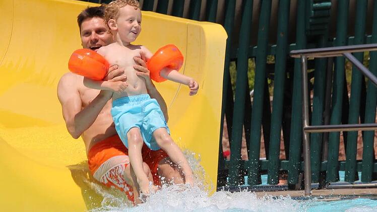 Welche Attraktionen haben die Schwimmbäder der Region zu bieten? Wie schmeckt´s im Imbiss? Wie steht´s um die Sauberkeit? Die Saale-Zeitung sucht Schwimmbad-Tester für ihre Sommer-Serie. Foto: Archiv/Benedikt Borst