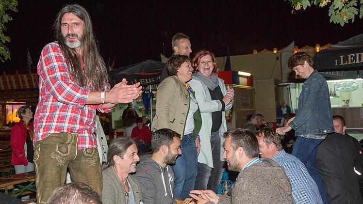 Trotz der nassen Tische, es gab auch kleine Inseln der Ausgelassenheit. Foto: Klaus Gage
