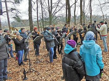 Die Ebersbacher Blaskapelle spielte zur Kundgebung in dem Wäldchen auf, durch das die Westumgehung führen soll. Foto: Petra Malbrich