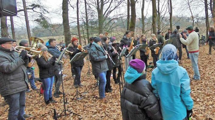 Die Ebersbacher Blaskapelle spielte zur Kundgebung in dem Wäldchen auf, durch das die Westumgehung führen soll. Foto: Petra Malbrich