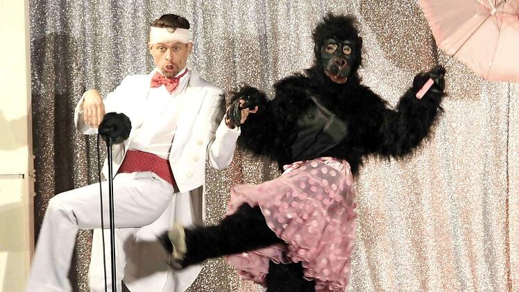 Schwere Zeit für Schauspieler im Sommer im Affenkostüm: Dafür wird man angeschmachtet mit dem Lied "If You Could See Her Through My Eyes".