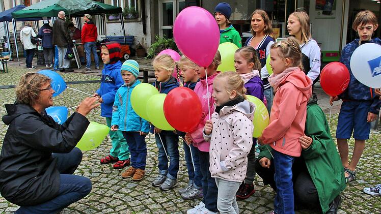 Der Kinderchor der Liedertafel unter der Leitung von Annemarie Kreuzer eröffnete das vierte Mürschter Kinderfest, das gemeinsam von Kaufhaus Mürscht und dem Altstadtverein auf dem Anger veranstaltet wurde. Foto: Dieter Britz