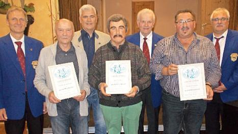 F&uuml;r 40 Jahre Mitgliedschaft im "Liederhort" Birkach wurden (vorne, von links) Hubert Schwengler, Walter Hagel und Gerhard Elf ausgezeichnet. Mit im Bild (von links) 2. Vorsitzender Franz Hornung, B&uuml;rgermeister Bernhard Storath, Vorsitzender Ernst Eiermann und Chorleiter Werner Schmidt Foto: privat