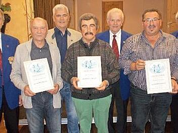 F&uuml;r 40 Jahre Mitgliedschaft im "Liederhort" Birkach wurden (vorne, von links) Hubert Schwengler, Walter Hagel und Gerhard Elf ausgezeichnet. Mit im Bild (von links) 2. Vorsitzender Franz Hornung, B&uuml;rgermeister Bernhard Storath, Vorsitzender Ernst Eiermann und Chorleiter Werner Schmidt Foto: privat