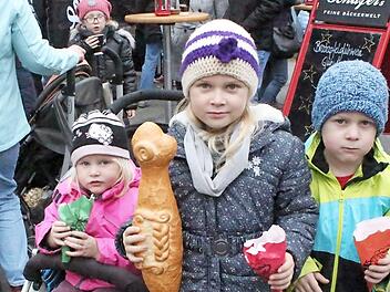 "M&auml;ddeswecken" (und gebrannte Mandeln) kommen bei der Jugend gut an.  Fotos: Roland Dietz