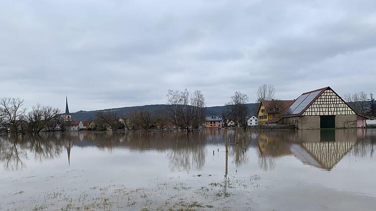 Unter Wasser: Der Circus Luna in Langendorf.