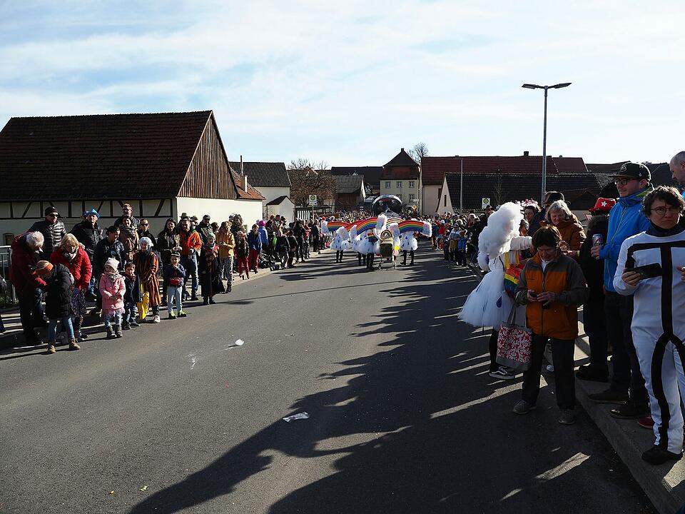 Buntes Faschingstreiben lockte tausende Besucher an.