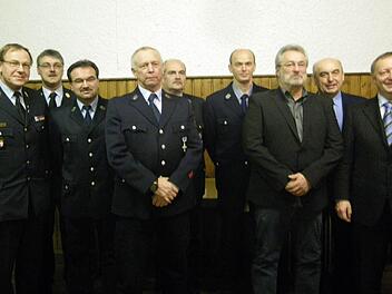 Offizielle und Geehrte (v.l.)) Benno Metz, Marco Brust, Joachim Kirchner, Robert Schäfer, Manfred Breitenbach, Egon Fuß, Rolf Runschke, Bürgermeister Alfred Schrenk und Landrat Thomas Bold. Foto: Regina Rinke