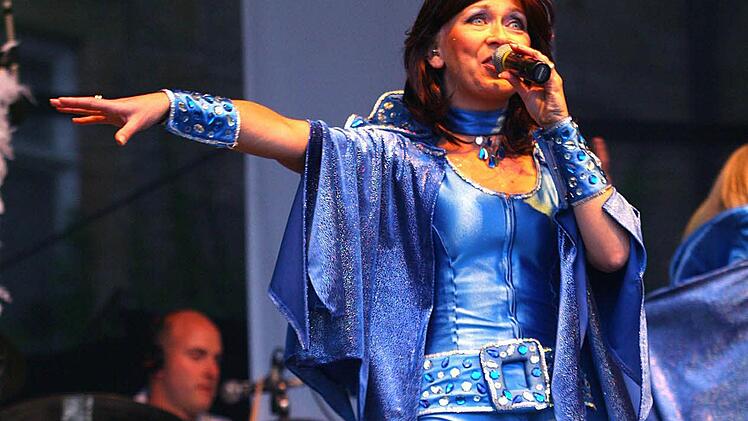 Schlagzeuger Rainer Brockmann schaufelt die Rhythmusrinne für den Schweden-Pop.