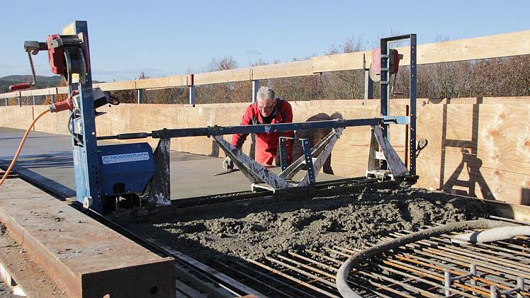 Doch die Bauarbeiten haben sich verzögert. Im Moment werden die Gehsteige betoniert...