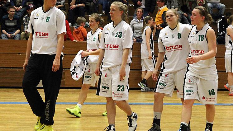 Die Bambergerinnen (von links) Johanna Beck, Liisi Sokman, Ilona Brox, Tonia Lohnei&szlig; und Mara M&uuml;nder verlassen das Spielfeld.