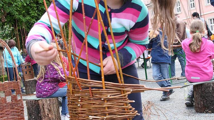Die siebenjährige Franziska aus Wiesen baute sich ihren eigenen "Zwergenhocker" aus einem Baumstamm und Weidengeflecht.