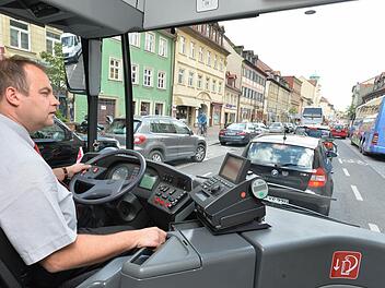 Stadtbusfahrer Harald Wessely ist hochkonzentriert. Jeden Moment könnte ein Fußgänger zwischen den Autos auftauchen. Foto: Ronald Rinklef