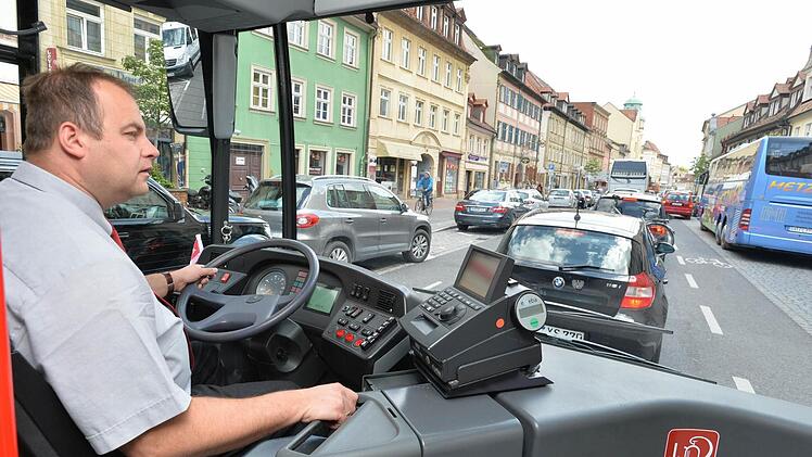 Stadtbusfahrer Harald Wessely ist hochkonzentriert. Jeden Moment könnte ein Fußgänger zwischen den Autos auftauchen. Foto: Ronald Rinklef