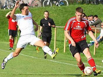 Der TSV Presseck tritt in der kommenden Saison in der Kreisliga Hof an. Kürzlich verpassten die Pressecker (rechts Christopher Krügel) zum wiederholten Mal in der Relegation den Aufstieg in die Bezirksliga. In Kasendorf unterlagen sie dem TSV Hirschaid (links Michael Nicolaus) mit 0:2. Foto: Monika Limmer