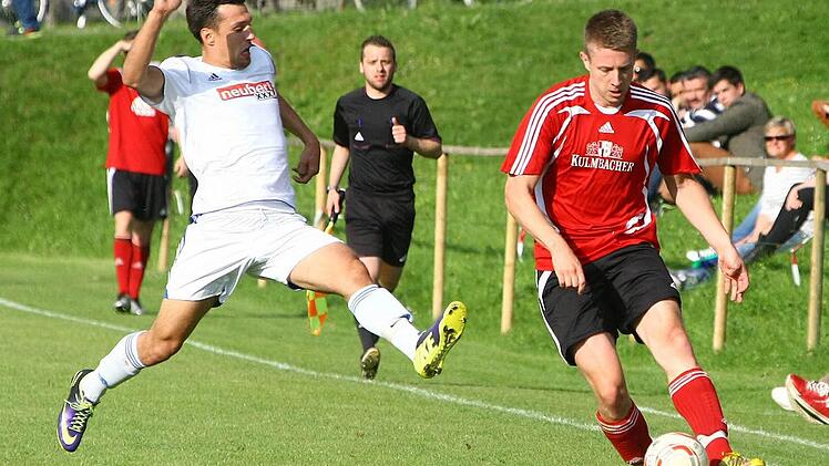 Der TSV Presseck tritt in der kommenden Saison in der Kreisliga Hof an. Kürzlich verpassten die Pressecker (rechts Christopher Krügel) zum wiederholten Mal in der Relegation den Aufstieg in die Bezirksliga. In Kasendorf unterlagen sie dem TSV Hirschaid (links Michael Nicolaus) mit 0:2. Foto: Monika Limmer