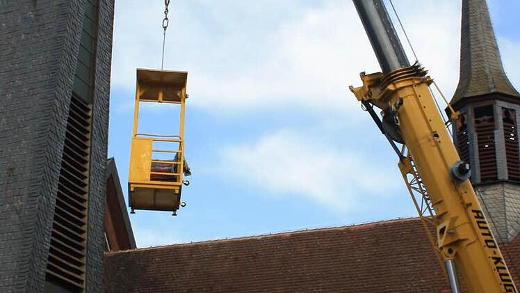 Sowohl der neue, als auch der historische Kirchturm von Kirchaich wurden saniert. Dazu musste ein Spezialkran anrücken.  Fotos: Sabine Weinbeer