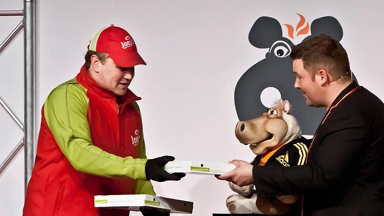 Sebastian Reich und Nilpferddame Amanda lassen sich im Coburger Kongresshaus Pizza servieren.Foto: Jochen Berger