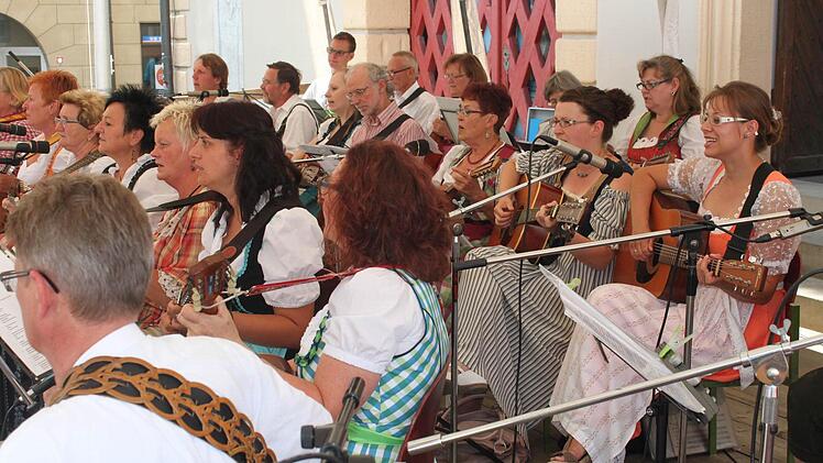 Die Klampfengruppe Bad Staffelstein unterhielt mit einem langen und begeisternden Auftritt. Foto: Markus Häggberg