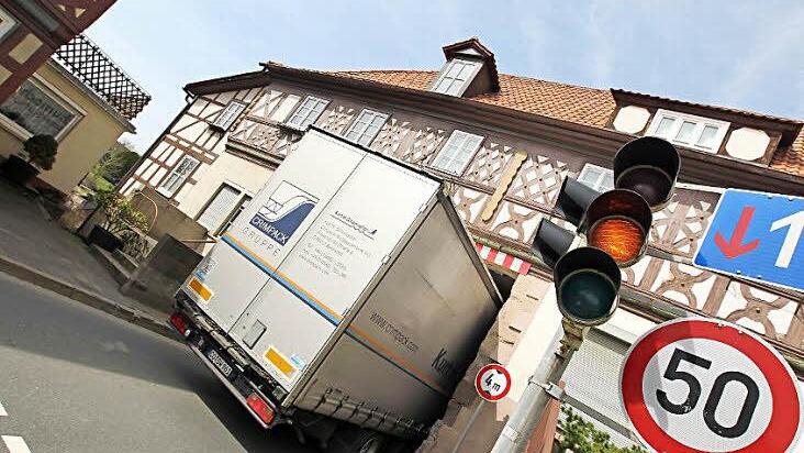 Großer Laster auf enger Straße auf der Durchreise - diese Bilder wird es nach der Sanierung der Mauer in Marktzeuln nicht mehr geben. Archivbild: Tim Birkner