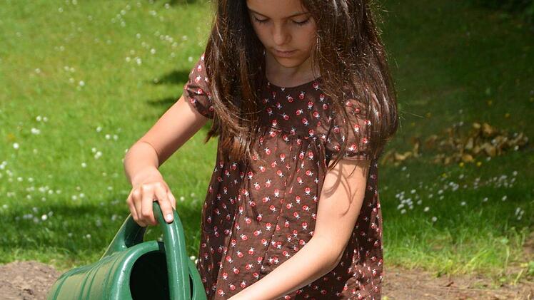 Linda Langer gießt alle Pflanzen gründlich. Auch in den Ferien will sie sich ab und zu um den Schulgarten kümmern.  Foto: Dagmar Besand