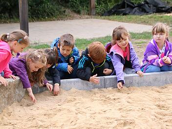 Brünner Kindergartenkinder testen schon einmal den noch nicht ganz fertiggestellten Sandkasten ihres Kindergartens. Foto: Heike Beudert