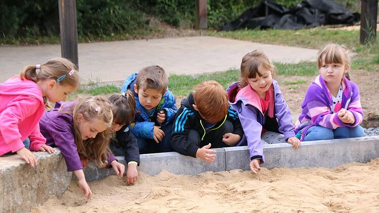 Brünner Kindergartenkinder testen schon einmal den noch nicht ganz fertiggestellten Sandkasten ihres Kindergartens. Foto: Heike Beudert