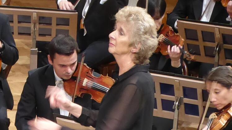 Jane Glover dirigiert Mozarts Requiem.Gerhild Ahnert
