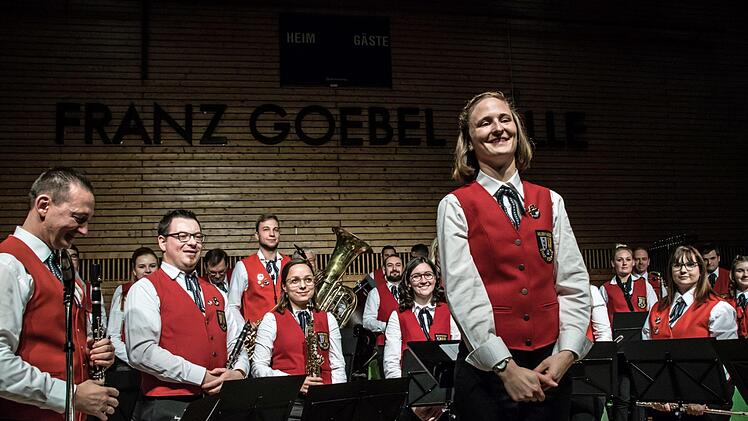 Impressionen vom Weihnachtskonzert mit dem Jugendorchester und dem Musikverein Stadt Rödental in der fast ausverkauften Franz-Goebel-Halle.Foto: Jochen Berger