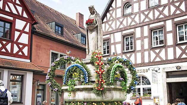 Osterbrunnen am Marktplatz Pottenstein umgeben von Fachwerkh&auml;usern