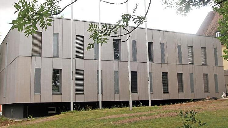 In Holzbauweise ist das neue Wohnheim der Meisterschule für das Schreinerhandwerk in Ebern errichtet worden.  Fotos: Günther Geiling