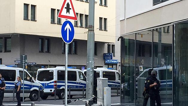 Aktuell l&auml;uft ein Polizeieinsatz am Frankfurter Hauptbahnhof. Foto: Eva Krafczyk/dpa
