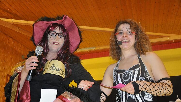 Hexe Walburga (Margit Kömpel, links) und Hexe  Cordula (Lena Böhm) führten durch das närrische Programm.  Foto: Petra Heurich