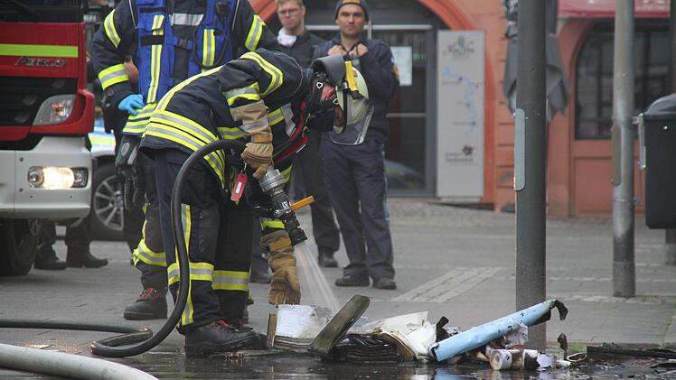 Feuerwehrleute durchkämmten das Gebäude am Marktplatz und brachten Aktenordner zum Löschen nach draußen.Kerstin Väth